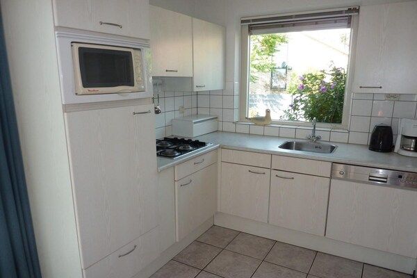 Keuken - Bungalow in Breskens bij Strand en Vuurtoren in Breskens (4)