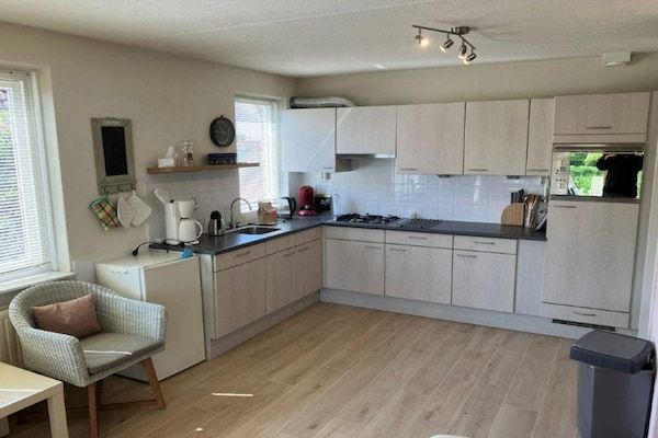 Keuken - Stijlvol kusthuis met aanlegsteiger in Breskens (3)