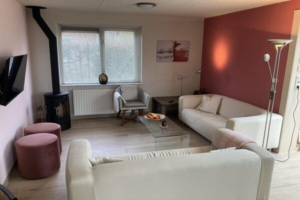 Woonkamer - Stijlvol kusthuis met aanlegsteiger in Breskens (2)