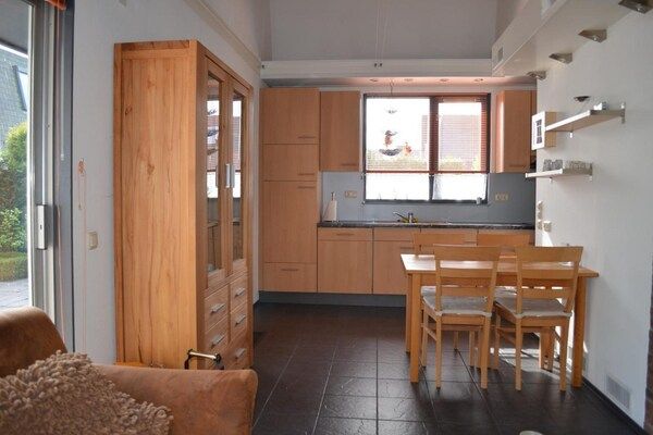 Eetkamer - Zeeuwse woning met open haard in Breskens (4)