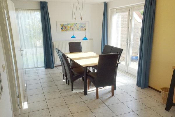 Eetkamer - Bungalow in Breskens bij Vuurtoren in Breskens (3)