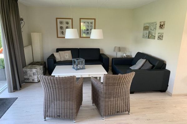 Woonkamer - Rustige kustbungalow in Breskens (2)