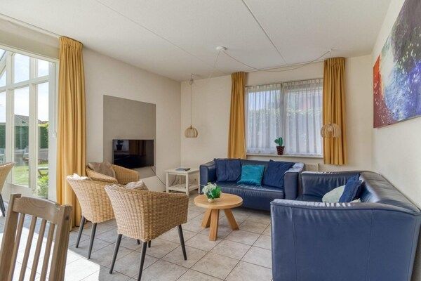 Woonkamer - Huis in Breskens bij het Strand in Breskens (2)