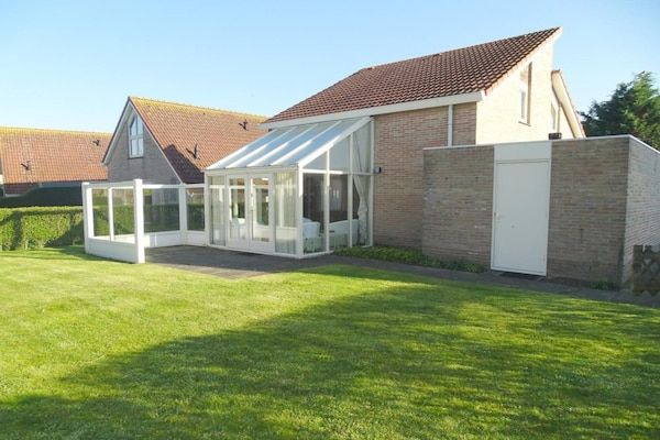 Buitenkant - Bungalow in Breskens bij Strand en Vuurtoren in Breskens (1)