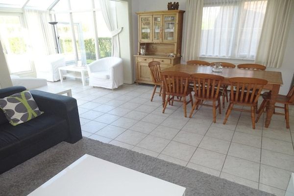 Eetkamer - Bungalow in Breskens bij Strand en Vuurtoren in Breskens (3)