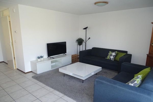 Woonkamer - Bungalow in Breskens bij Strand en Vuurtoren in Breskens (2)