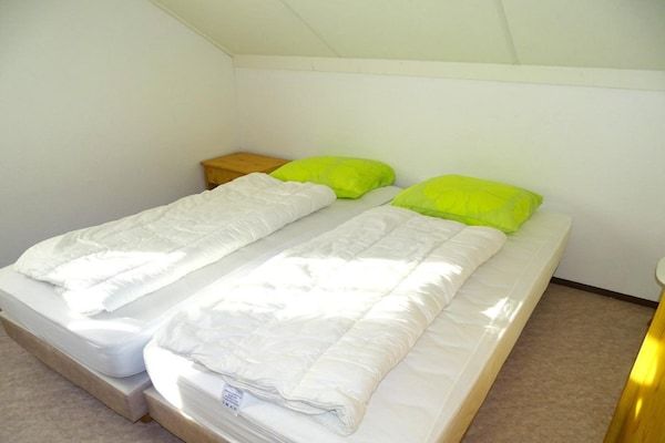 Slaapkamer - Bungalow in Breskens bij Strand en Vuurtoren in Breskens (4)
