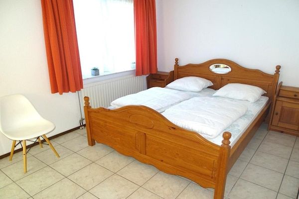 Slaapkamer - Bungalow in Breskens bij Strand en Vuurtoren in Breskens (4)