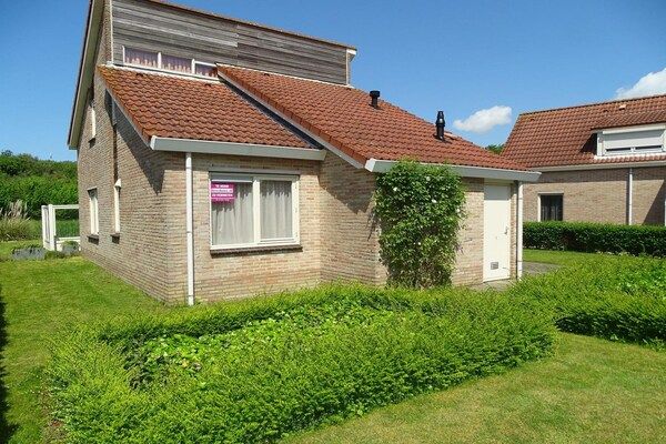 Buitenkant - Bungalow in Breskens bij Strand en Vuurtoren in Breskens (1)