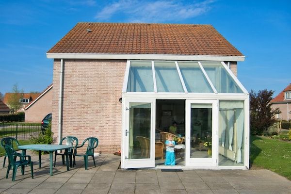 Terras - Bungalow in Breskens bij Strand en Zwembad in Breskens (1)