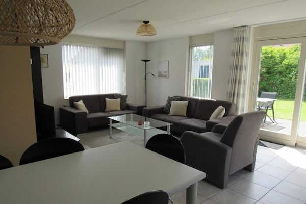 Woonkamer - Huis in Breskens bij Zeeuwse kust in Breskens (2)