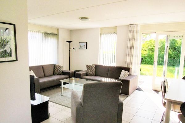 Woonkamer - Huis in Breskens bij Zeeuwse kust in Breskens (2)