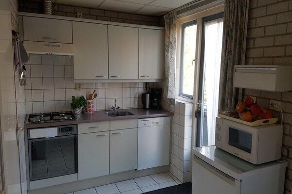 Keuken - Huis in Breskens bij Strand en Vuurtoren in Breskens (4)
