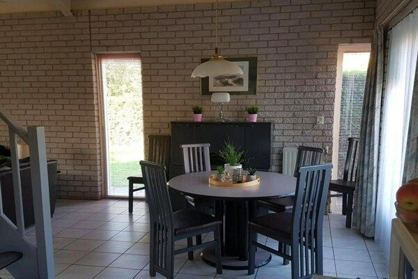 Eetkamer - Huis in Breskens bij Strand en Vuurtoren in Breskens (3)