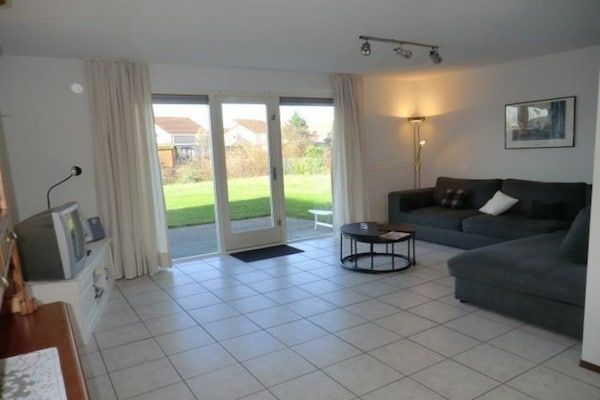 Woonkamer - Bungalow in Breskens bij het Strand in Breskens (2)