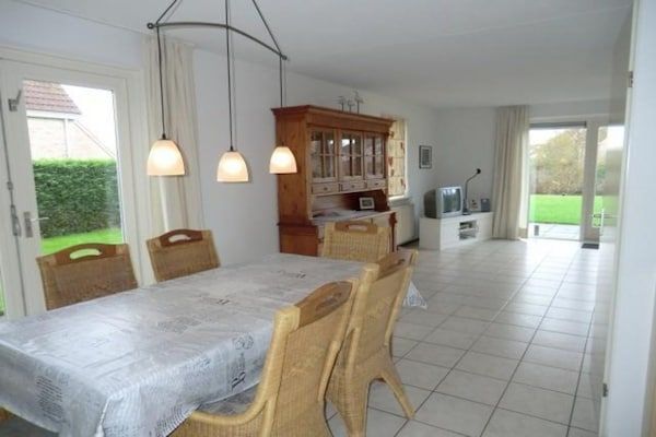 Eetkamer - Bungalow in Breskens bij het Strand in Breskens (3)