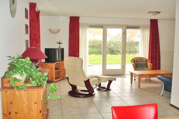 Woonkamer - Bungalow aan het water vlakbij het strand in Breskens (4)