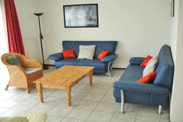Woonkamer - Bungalow aan het water vlakbij het strand in Breskens (2)