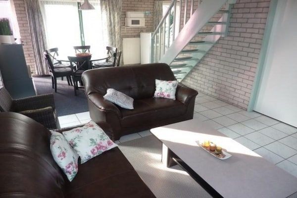 Woonkamer - Vakantiehuis Breskens bij Strand & Vuurtoren in Breskens (2)