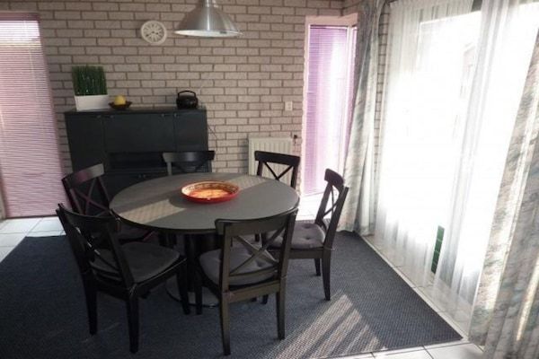 Eetkamer - Vakantiehuis Breskens bij Strand & Vuurtoren in Breskens (3)