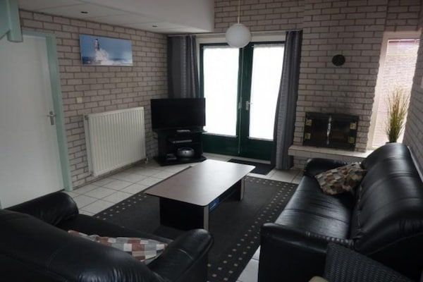 Woonkamer - Vakantiehuis in Schoneveld met Tuin in Breskens (2)