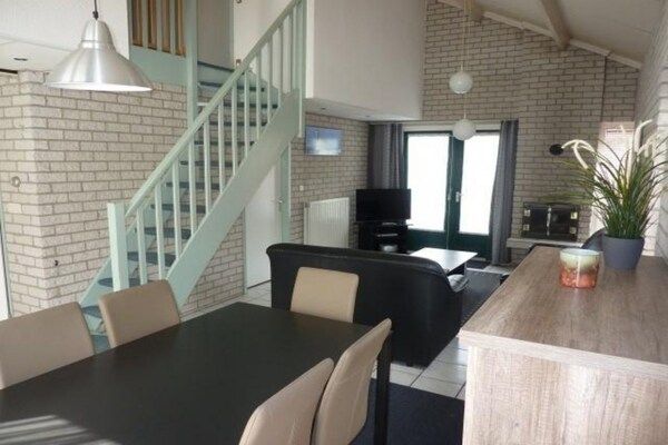 Woonkamer - Vakantiehuis in Schoneveld met Tuin in Breskens (5)