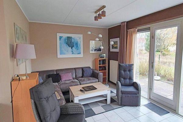 Woonkamer - Bungalow in Breskens bij Vuurtoren & Strand in Breskens (2)