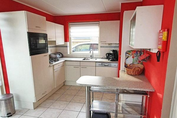 Keuken - Bungalow in Breskens bij Vuurtoren & Strand in Breskens (4)