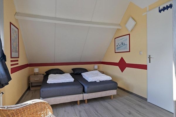 Slaapkamer - Bungalow in Breskens bij Vuurtoren & Strand in Breskens (4)
