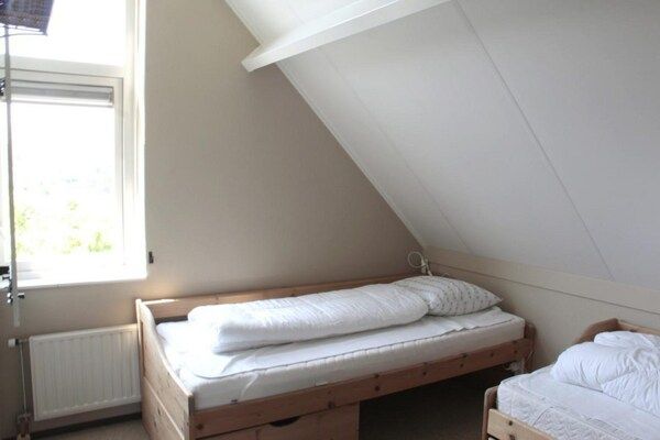 Slaapkamer - Bungalow in Breskens bij het Strand in Breskens (5)