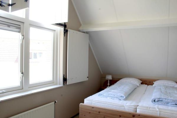 Slaapkamer - Bungalow in Breskens bij het Strand in Breskens (4)