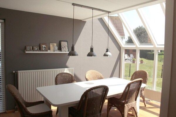 Eetkamer - Bungalow in Breskens bij het Strand in Breskens (2)