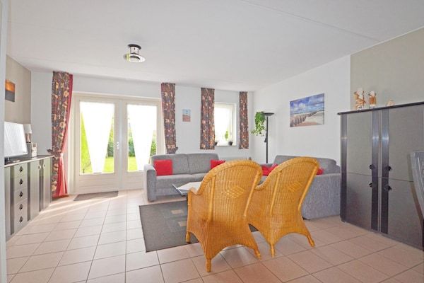 Woonkamer - Bungalow in Breskens bij het Strand in Breskens (2)