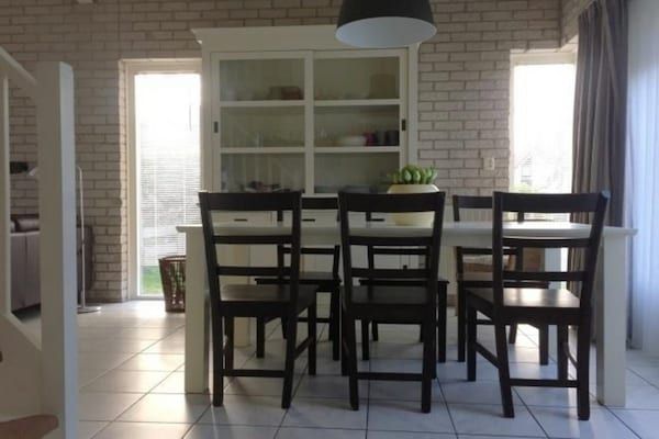 Eetkamer - Huis in Breskens bij het Strand in Breskens (3)