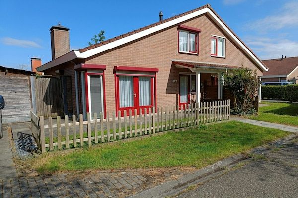 Buitenkant - Huis in Breskens bij Strand en Vuurtoren in Breskens (1)