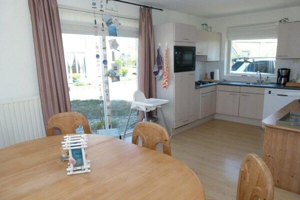 Eetkamer - Ruime woning bij Dunes in Breskens (3)