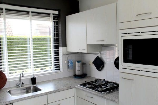 Keuken - Bungalow in Breskens bij Strand en Vuurtoren in Breskens (5)