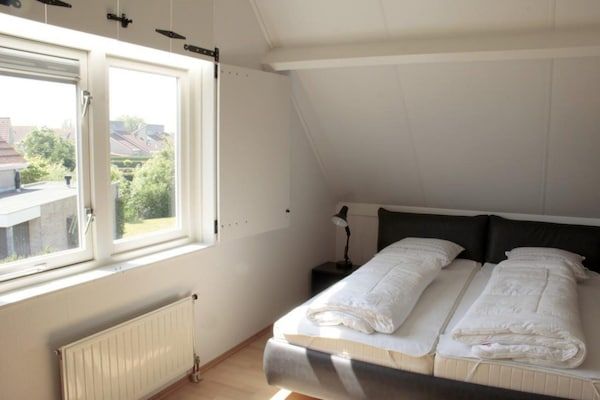 Slaapkamer - Bungalow in Breskens bij Strand en Vuurtoren in Breskens (3)