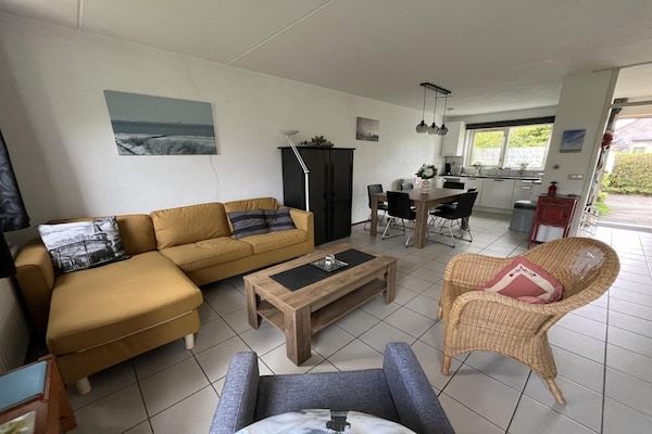 Woonkamer - Bungalow in Breskens bij Strand en Zwembad in Breskens (4)