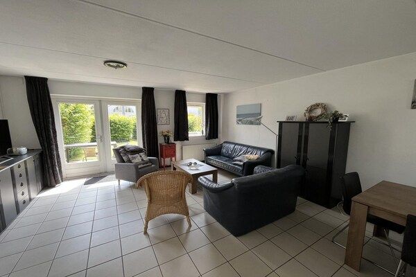 Woonkamer - Bungalow in Breskens bij Strand en Zwembad in Breskens (5)