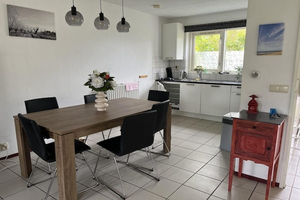 Eetkamer - Bungalow in Breskens bij Strand en Zwembad in Breskens (2)