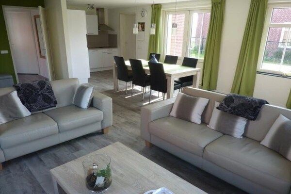 Woonkamer - Gezinsvriendelijk vakantiehuis in Breskens (3)