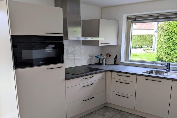 Keuken - Bungalow in Breskens bij het strand in Breskens (4)