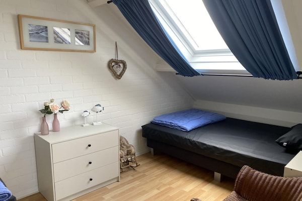 Slaapkamer - Licht vakantiehuis vlakbij het strand in Breskens (3)