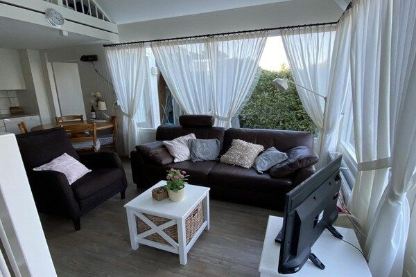Woonkamer - Licht vakantiehuis vlakbij het strand in Breskens (2)