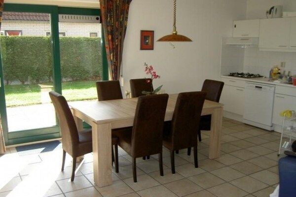 Eetkamer - Vakantiehuis Breskens bij de kust in Breskens (3)