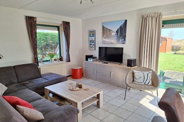 Woonkamer - Vakantiehuis Breskens bij de kust in Breskens (2)