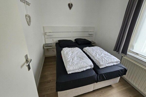 Slaapkamer - Moderne strandhut – sauna in Breskens (4)