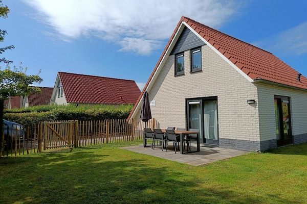 Buitenkant - Bungalow in Breskens bij de kust in Breskens (1)