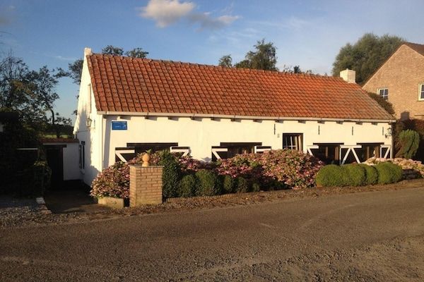 Buitenkant - Dijkhuis bij Breskens met tuin aan beek in Hoofdplaat (1)